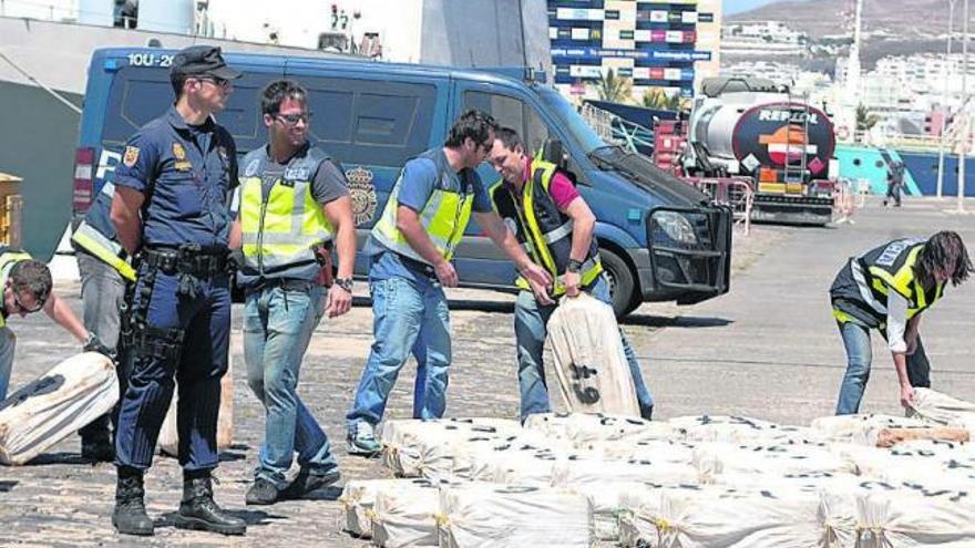 Agentes de la policía, ayer, durante el desembarco de la cocaína del &#039;Pacífico&#039;. / juan c. castro