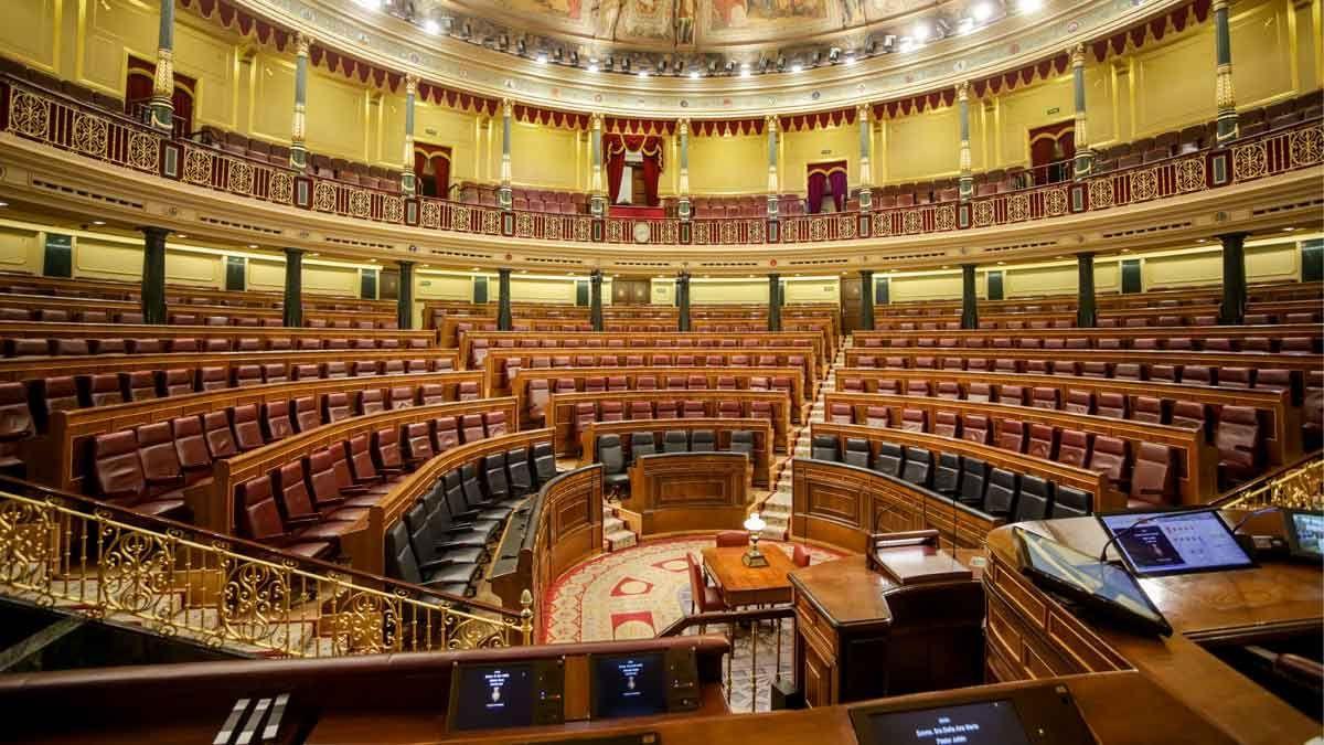 Hemiciclo vacío del Congreso de los Diputados tras la suspensión del pleno, el 10 de marzo del 2020, como medida preventiva de contención del coronavirus. /