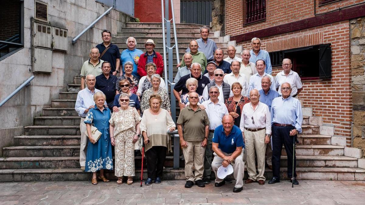 Reunión de antiguos alumnos del viejo instituto de Sama