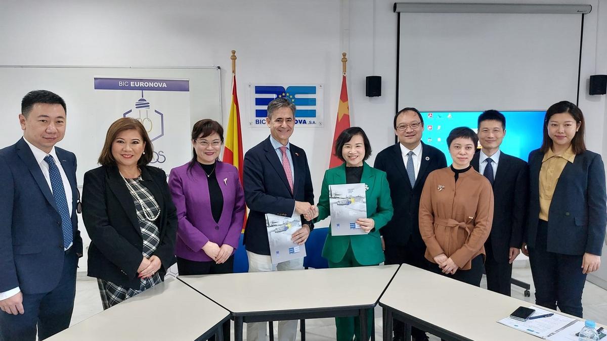 La firma del acuerdo entre el BIC Euronova de Málaga y la delegación de la universidad china de Shenzhen.