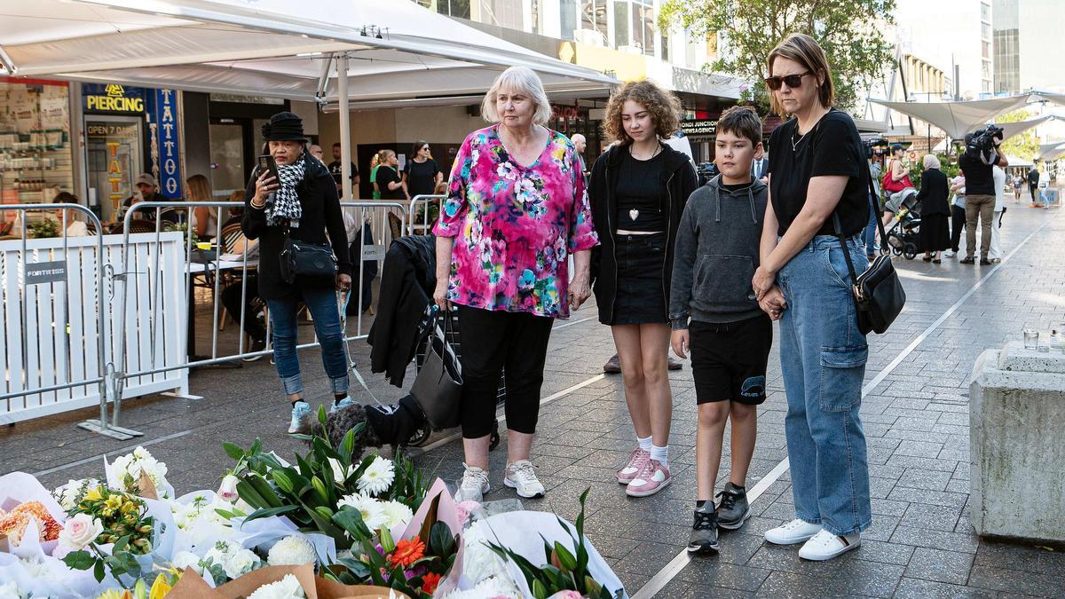 La gente se acerca a un monumento en homenaje a las víctimas del apuñalamiento de Bondi Junction, en Sydney.