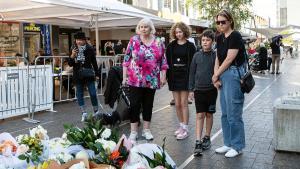La gente se acerca a un monumento en homenaje a las víctimas del apuñalamiento de Bondi Junction, en Sydney.