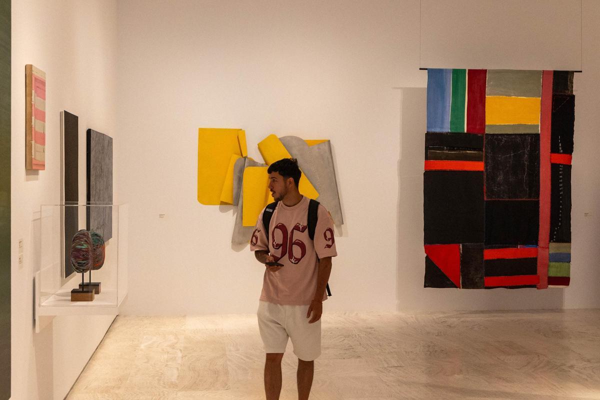 Obras de Juan Carlos Nadal y Teresa Lanceta, al fondo, en la nueva exposición