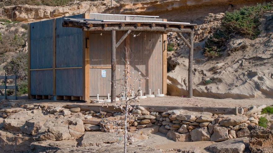 Los quioscos de playa de Formentera reabren a la espera de las posibles sanciones