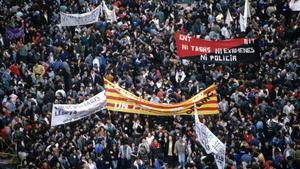 Miles de personas se manifiestan en Barcelona el 14 de diciembre del 1988, día de huelga general.
