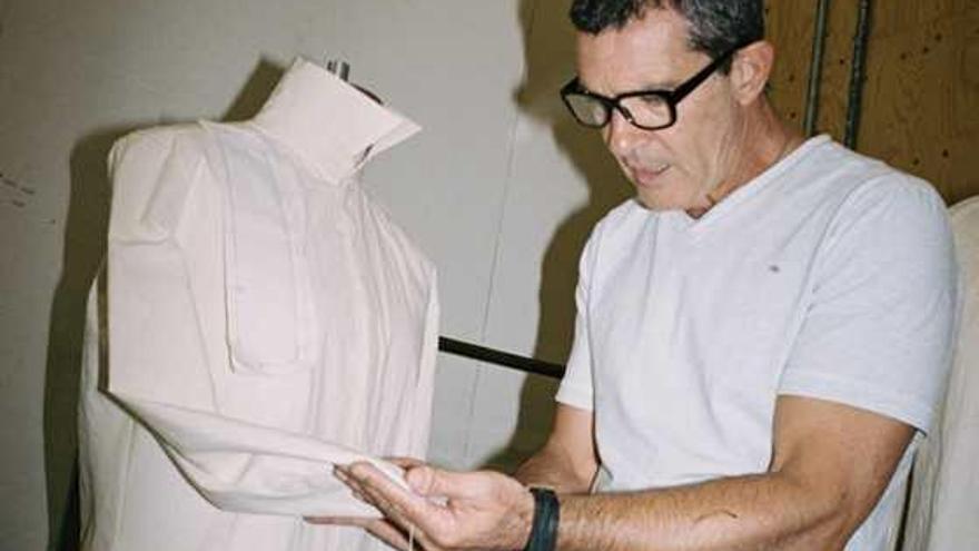 Antonio Banderas, inmerso en su curso de diseño y costura.