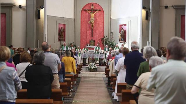 Un momento de la Misa de despedida de los Jesuítas, en la iglesia de San Esteban del Mar. | MARIO CANTELI