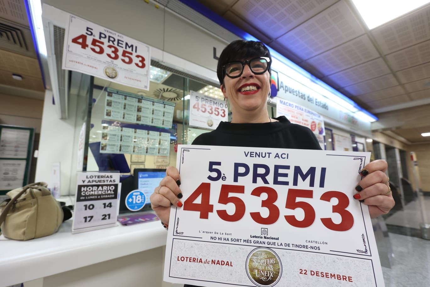 Noelia Díaz, la lotera del Corte Inglés, vuelve a repartir un premio de la Loteria de Navidad