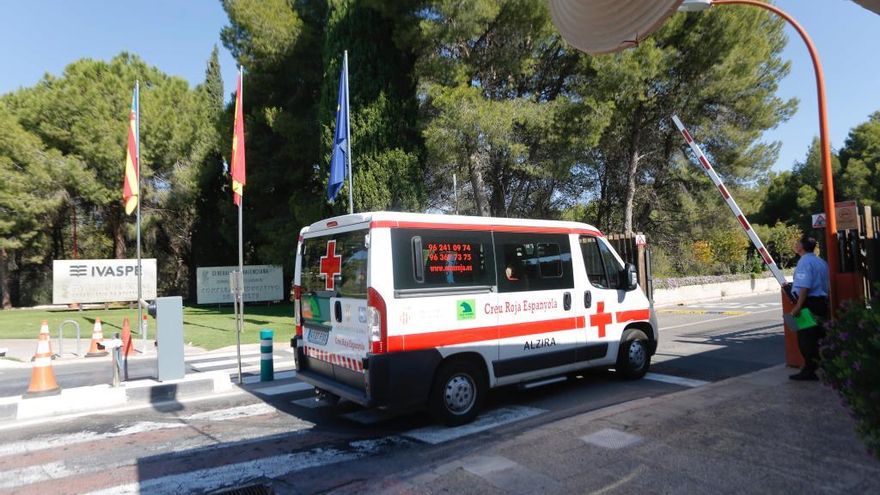 Una ambulancia entra al complejo de Cheste con migrantes en su interior.