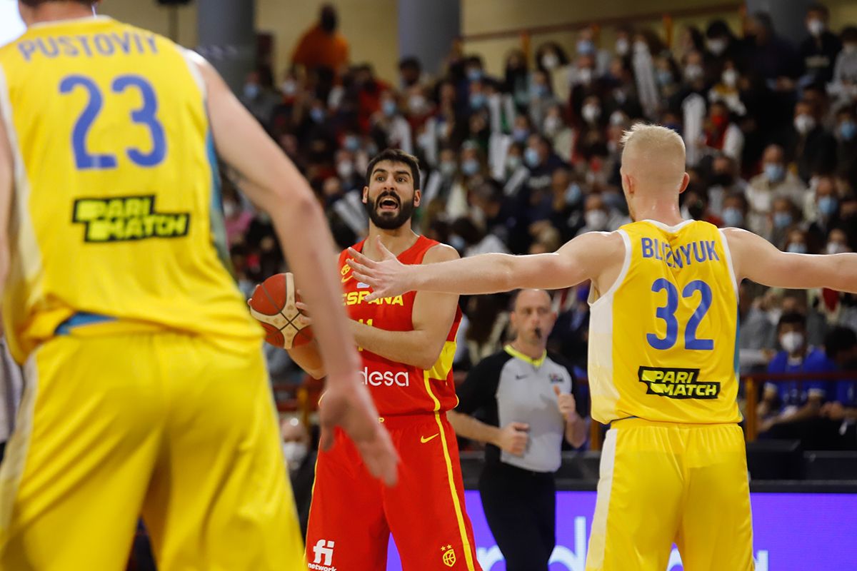 Las imágenes del partido de baloncesto España-Ucrania en Vista Alegre