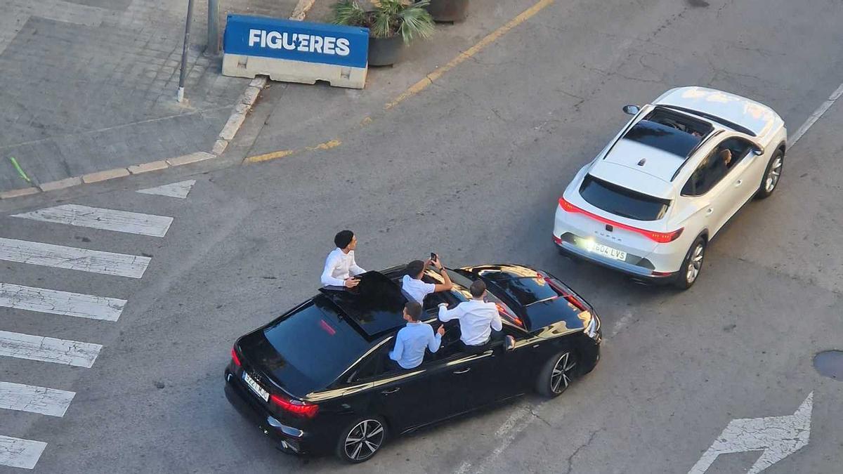 Denuncien els passatgers de 13 cotxes per treure el cos per la finestra durant la celebració d’un casament a Figueres