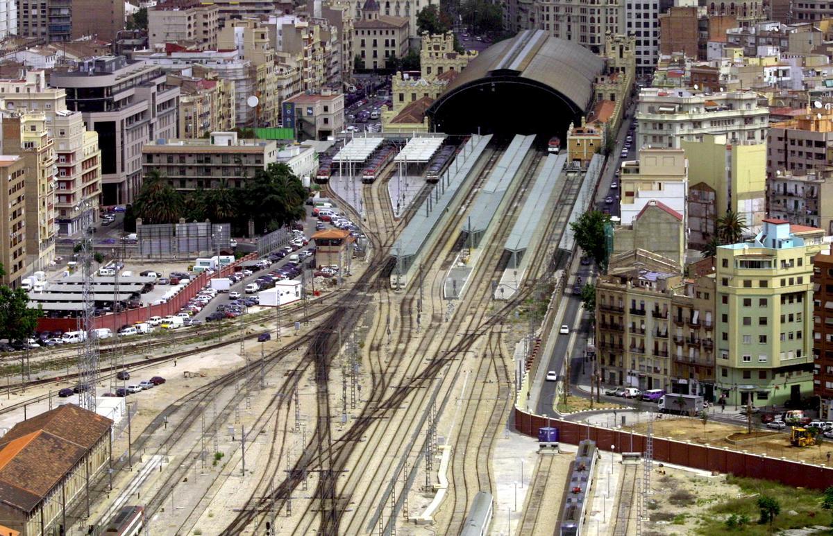 Marquesina y playa de vías de la histórica Estación del Norte, a espaldas de la cual se construirá la nueva terminal