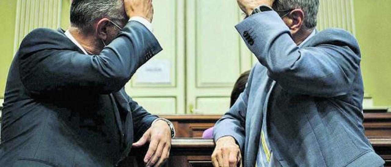 El presidente Ángel Víctor Torres (izquierda) y el consejero Julio Pérez, en un pleno del Parlamento.