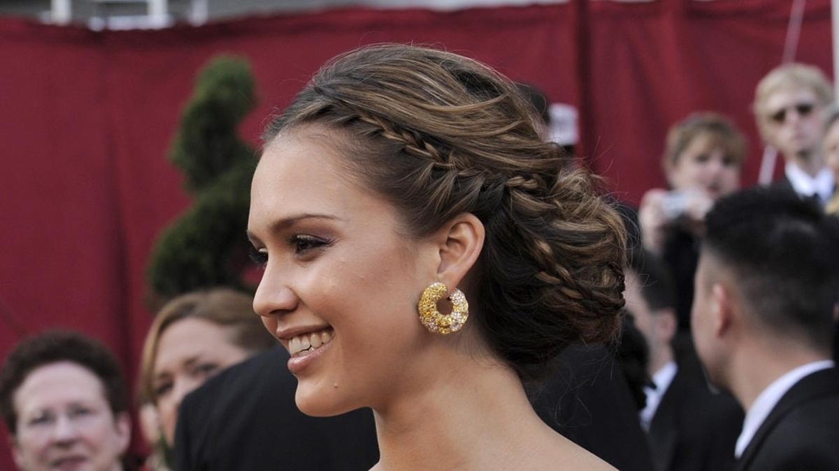 Jessica Alba optó por pequeñas trenzas de raíz rematadas en un moño bajo en 2008