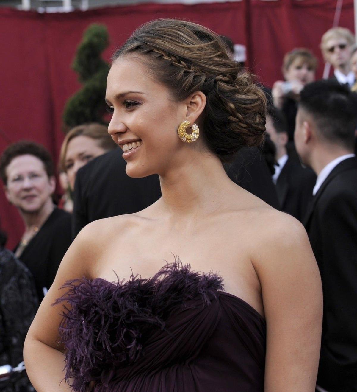 Jessica Alba optó por pequeñas trenzas de raíz rematadas en un moño bajo en 2008