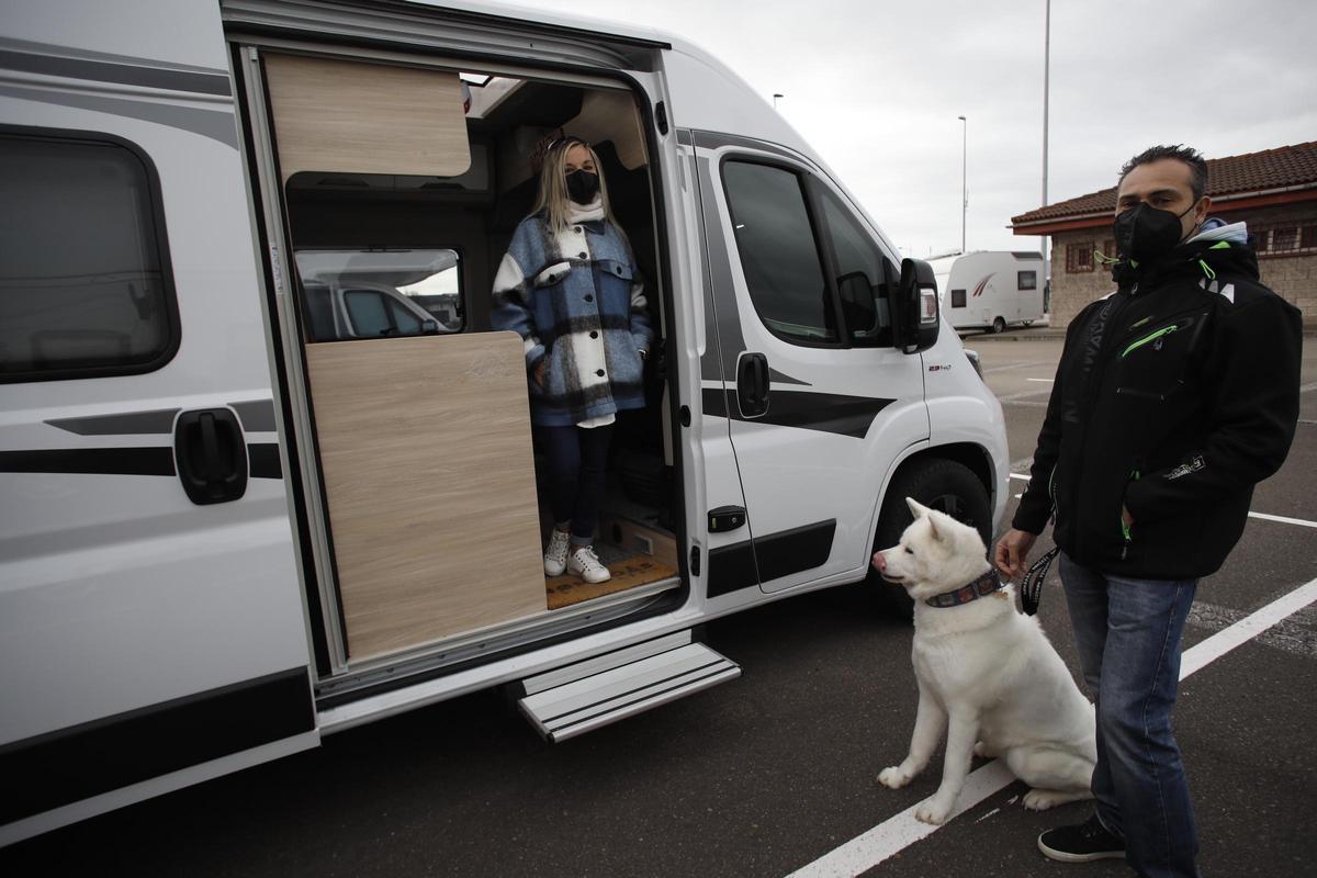 José Pablo García y Elena Escobedo, con “Yoko” en su autocaravana