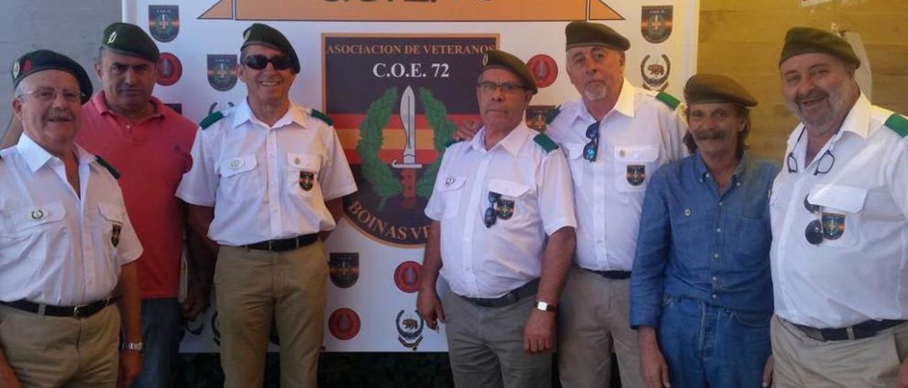 César García, primero por la derecha, con miembros de la Asociación de Veteranos Boinas Verdes COE 72.