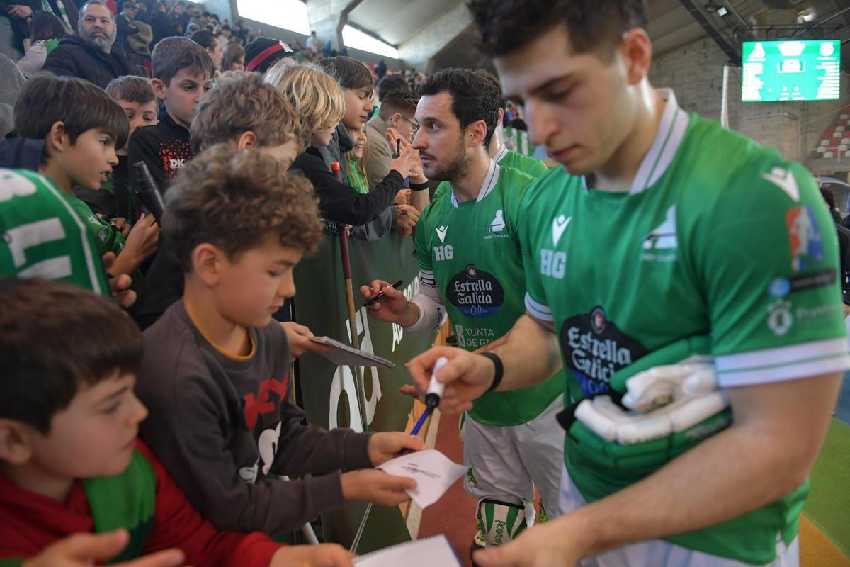 Los jugadores del Liceo firman autógrafos tras vencer al Barcelona.