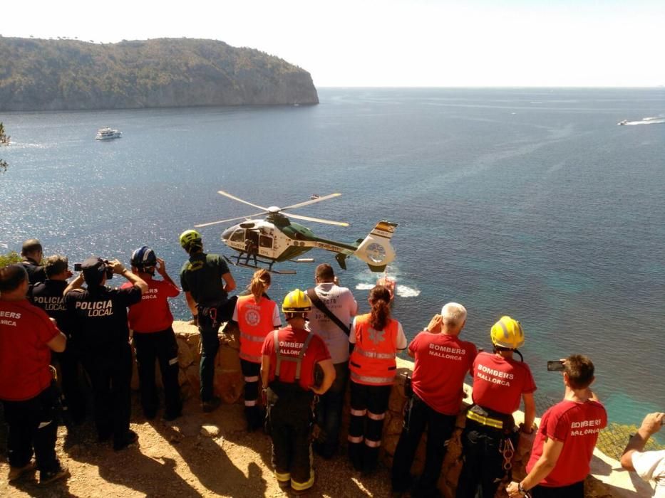 Rescatan a un hombre tras precipitarse su excavadora