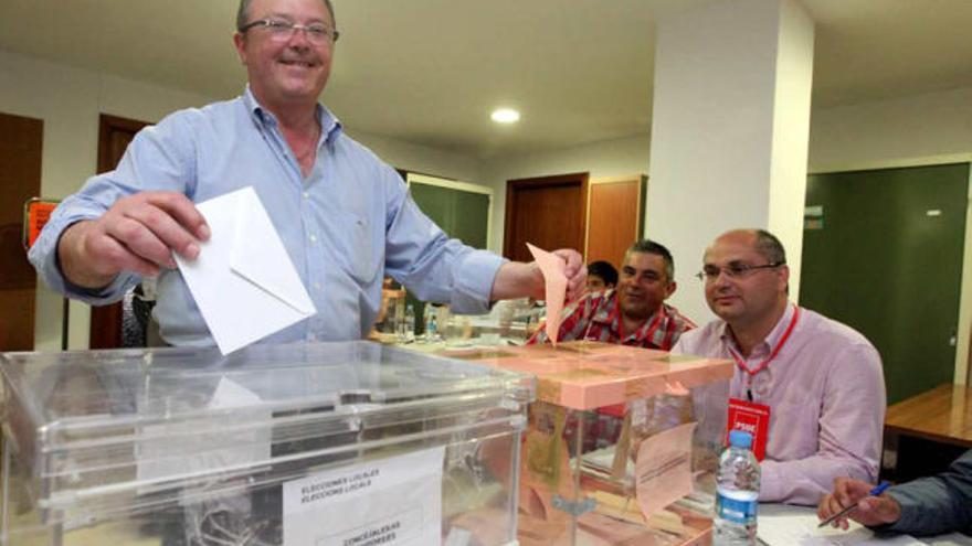 El alcalde de La Vila, que obtuvo la mayoría absoluta, ayer depositando su voto.