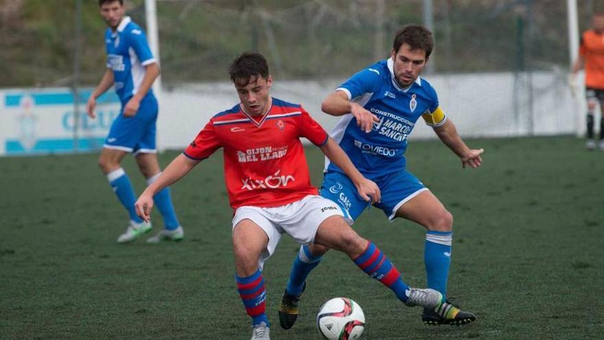 Una disputa por el balón en el Covadonga-Ceares.