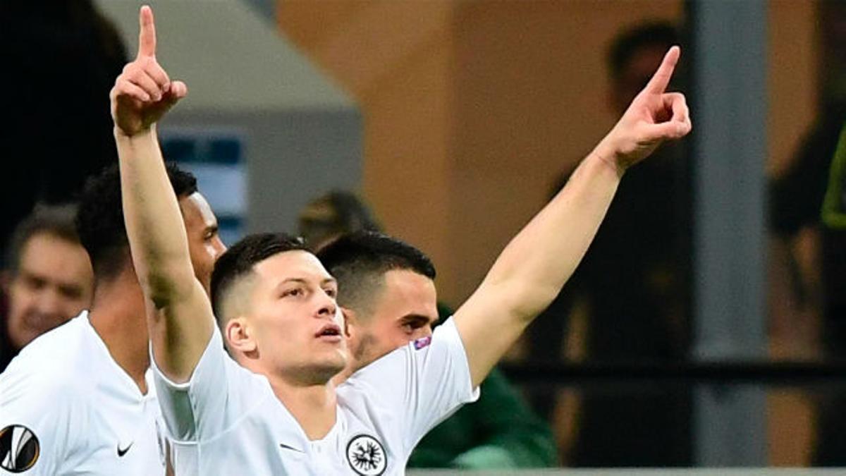 Jovic se lució ante la expedición del Barça que viajó a Milán para verle en vivo