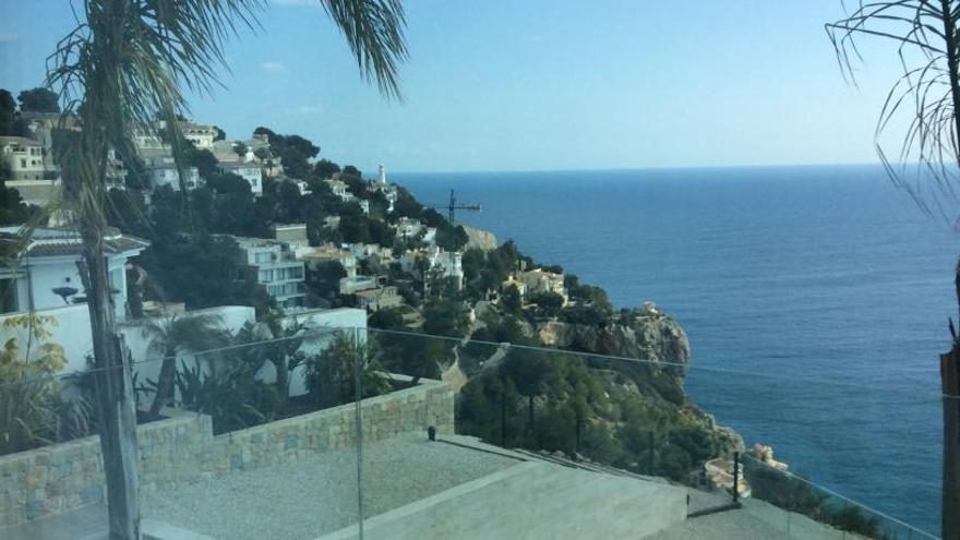 El dueño de un chalé de lujo de Xàbia lanza un castillo pirotécnico en zona forestal