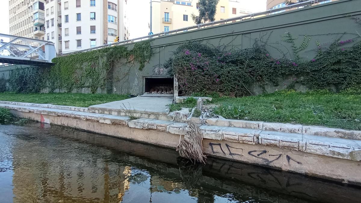 El aliviadero de aguas pluviales junto al Guadalmedina, ayer.