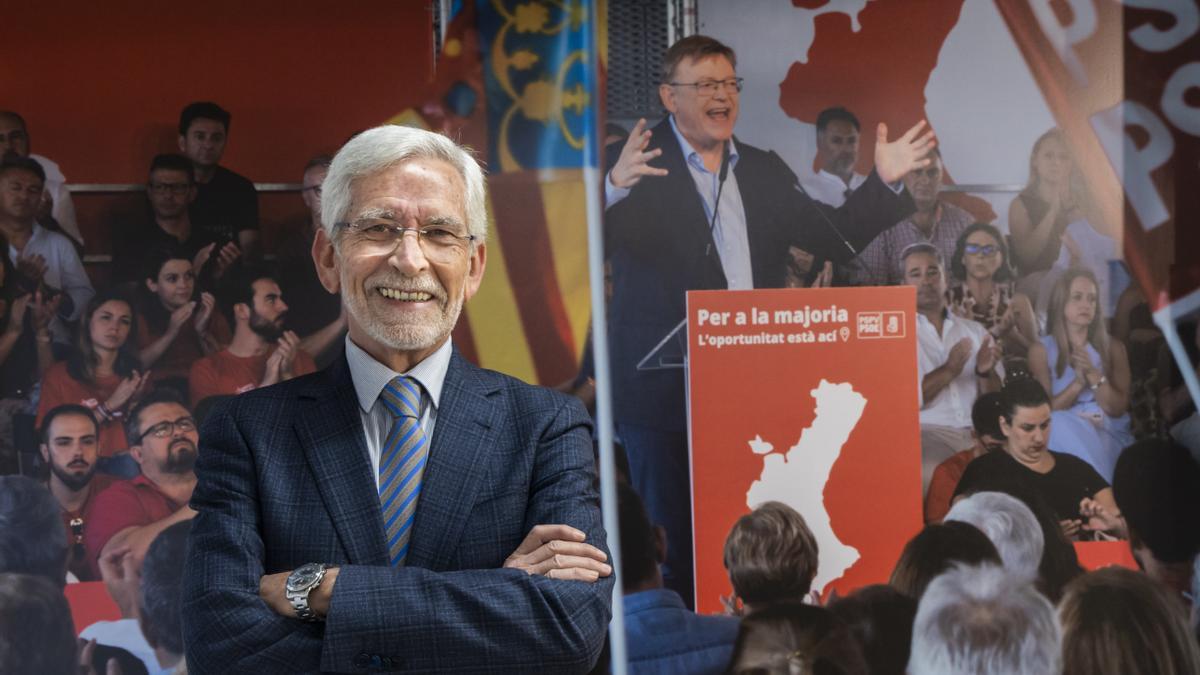Lerma sonríe en la sede del PSPV ante un cartel del actual &#039;president&#039; de la Generalitat.