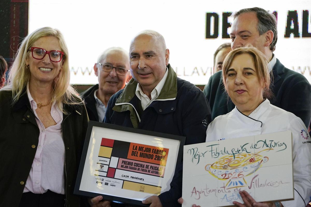Teresa Lastra Candela y Bautista Menéndez Menéndez, del restaurante Casa Menéndez de Águilas, reciben el galardón a la 'Mejor fabada del mundo' fuera de Asturias