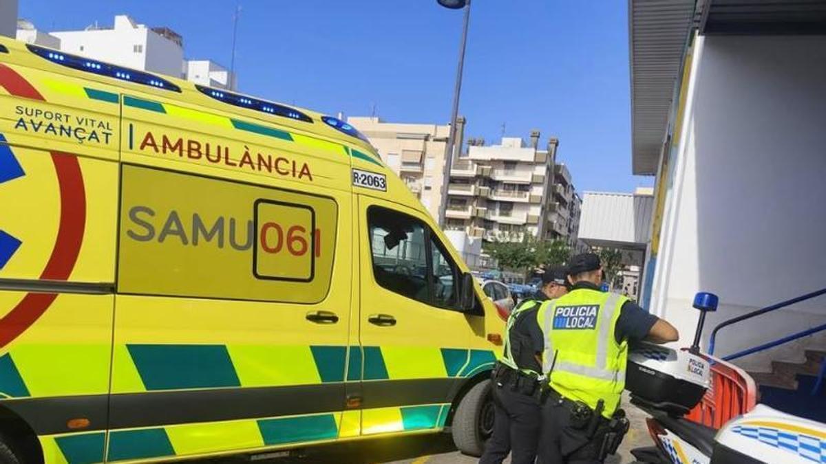 Los agentes junto a la ambulancia del SAMU061