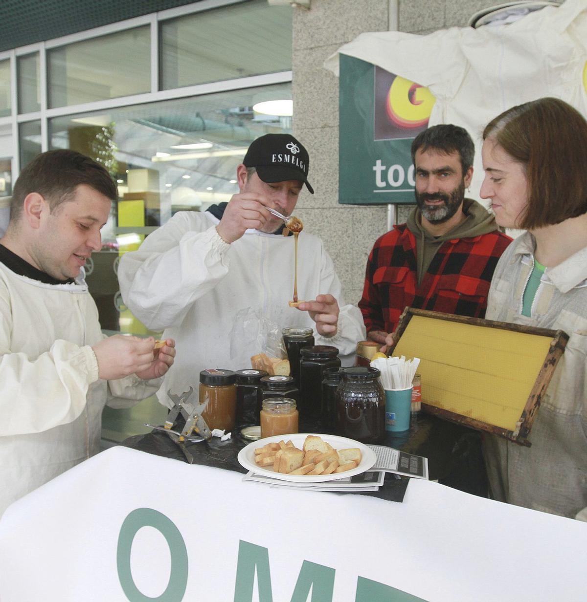 Los apicultores extienden las dos mieles sobre las tostadas de pan.