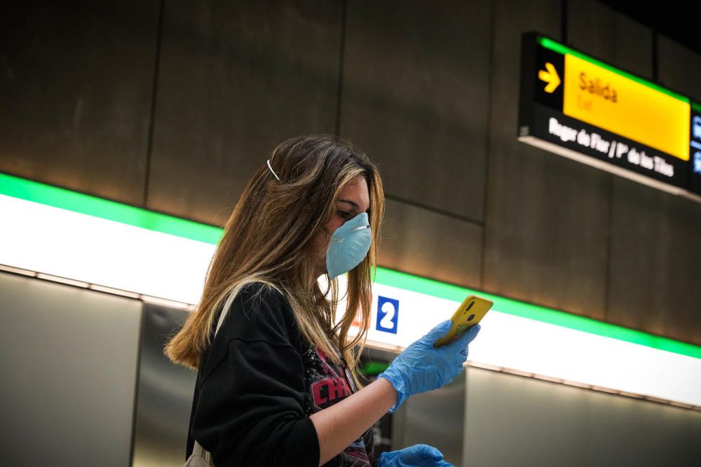 Reparto de mascarillas en la estación de metro del Perchel y en la estación de Cercanías María Zambrano, este lunes con el reinicio de la actividad laboral no esencial.