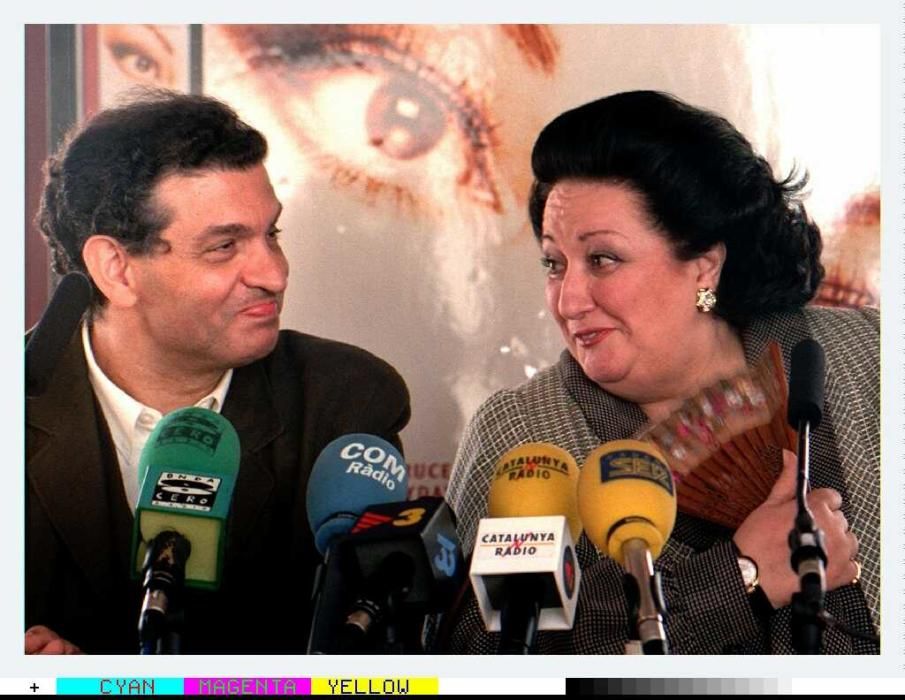 En 1997, Caballé junto a el cantautor andaluz Carlos Cano.