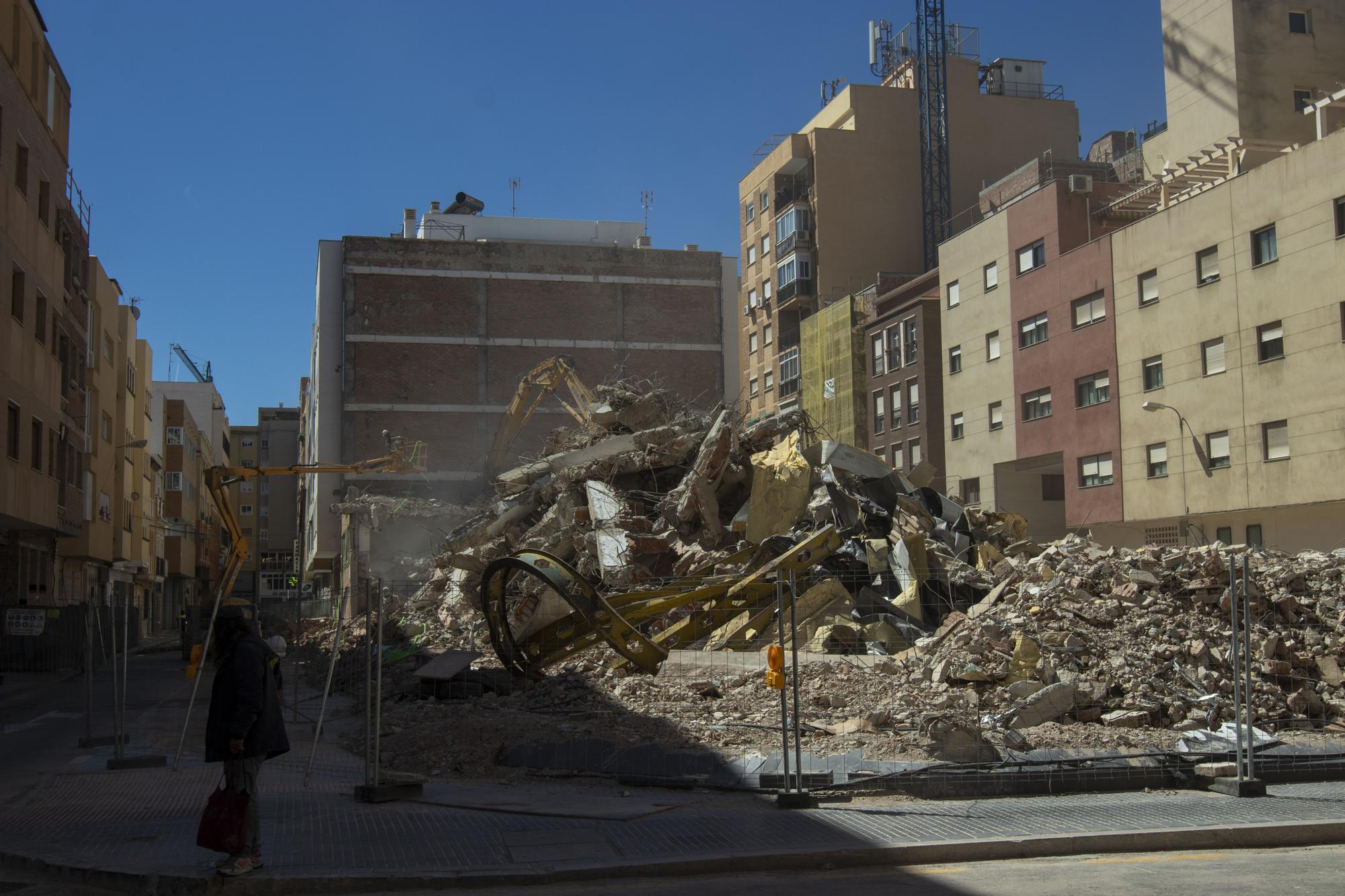 Demolición del antiguo concesionario de Plaza de Toros Vieja para un nuevo hotel