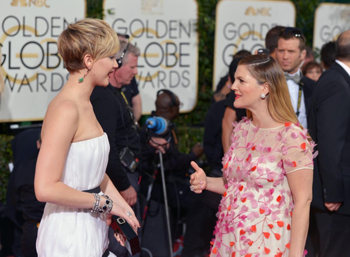 Jennifer Lawrence, amb un disseny en blanc de Dior, i Drew Barrymore, amb un model floral de Monique Lhuillier.