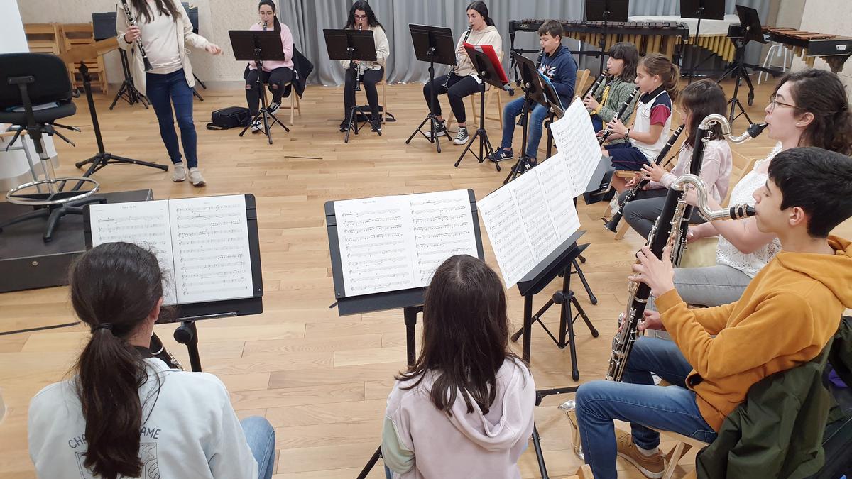 Clase en la Escuela de Música de Beade.