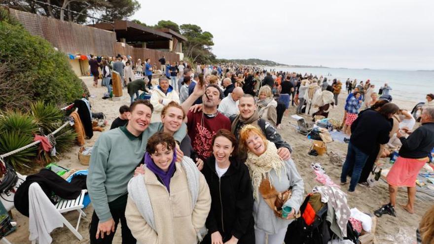 Jeroen Hamersma toca la corneta junto a amigos y familiares en ses Salines. |  