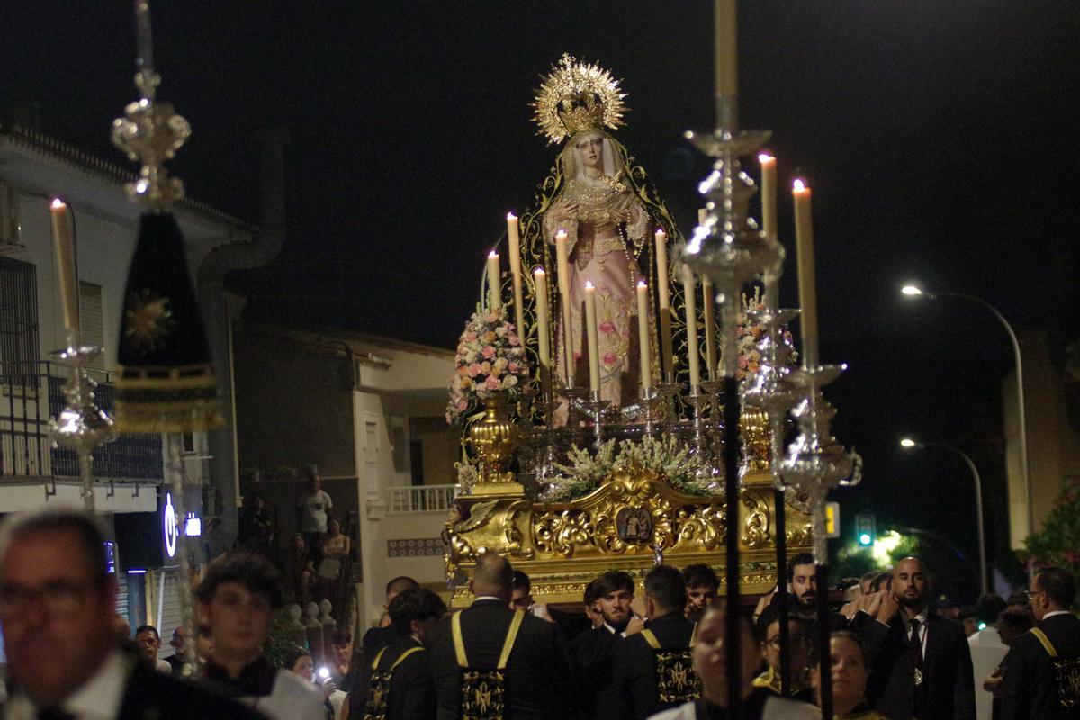 Rosario vespertino de la Virgen de los Dolores de Puerto de la Torre, en imágenes