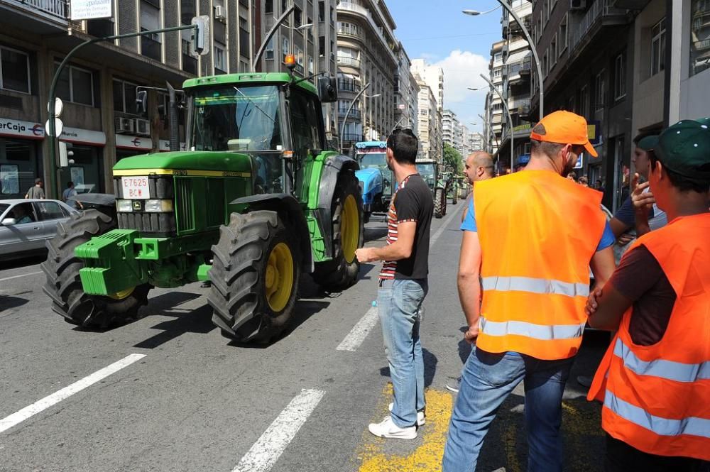 La Gran Vía de Murcia, paralizada por los agricultores