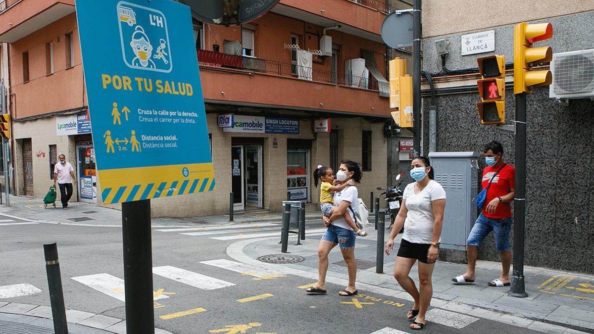 Señal que recuerda las recomendaciones contra el covid en L'Hospitalet de Llobregat, uno de los focos de nuevos contagios, el pasado 12 de julio