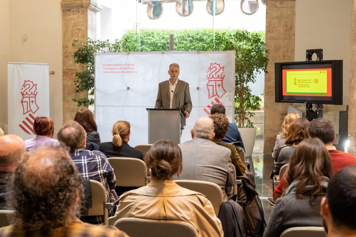 El conseller de Vivienda, Héctor Illueca, durante la presentación de la Xarxa Lloga'm