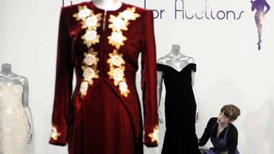 Diez vestidos de Lady Di se subastan por un millón