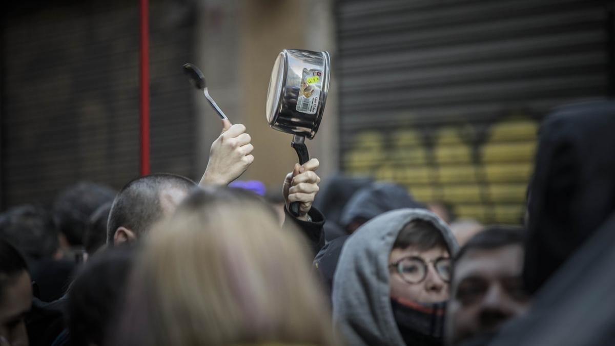 Cacerolada en la calle d’Ortigosa