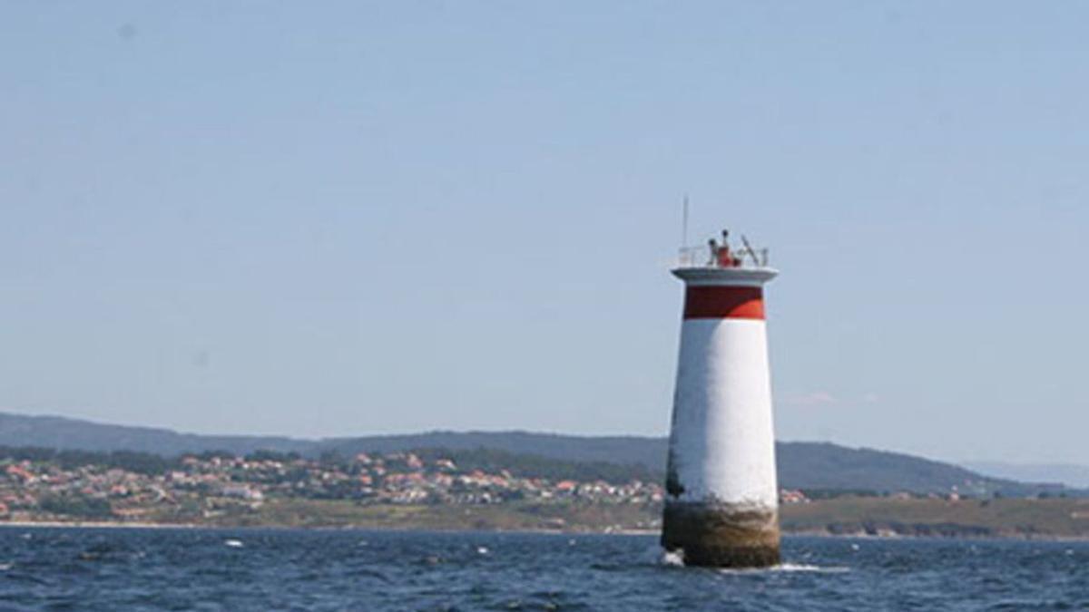 Torre baliza de Camoucos, al norte de la isla de Ons