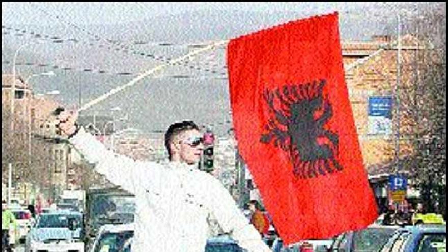 Albano-kosovares circulan por Pristina con banderas de Albania y de EE UU.