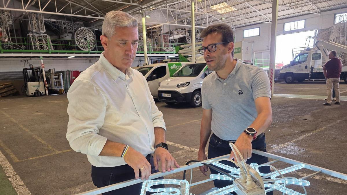 El concejal Fran Fernández, a la izquierda, comprueba elementos de la iluminación navideña