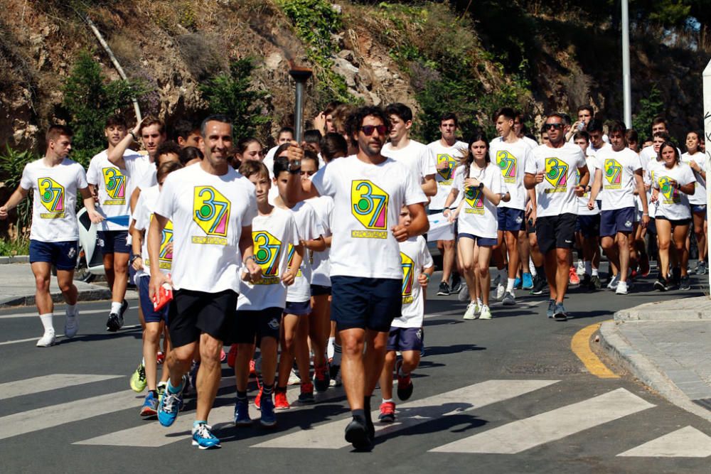 El nadador Christian Jongeneel, acompañado de dos centenares de alumnos, ha inaugurado las jornadas con una mini maratón, portando la antorcha desde La Malagueta hasta el colegio.