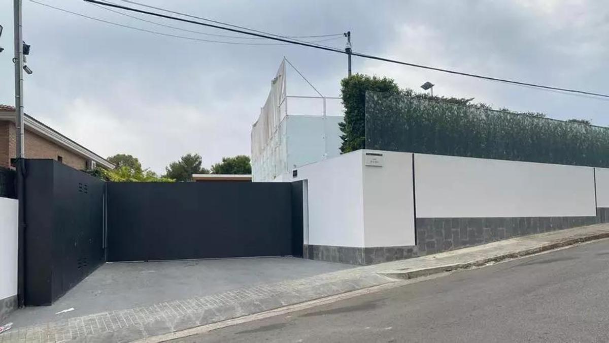 Exterior de la vivienda en la que residía la familia del futbolista Leo Messi en Castelldefels, ahora vacía.