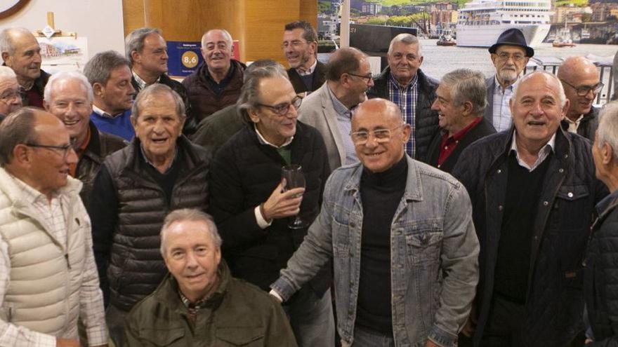 Algunos de los veteranos del Real Avilés y del Ensidesa, el viernes por la noche, en el hotel 40 Nudos. | María Fuentes